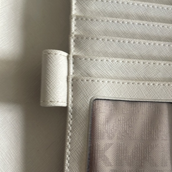 Michael Kors wallet - Picture 12 of 16